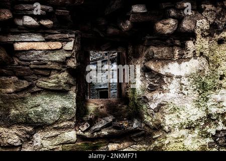 Parete interna di un antico rustico con vista dalla finestra, Cannobio, Italia Foto Stock