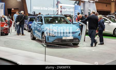 Folle che guardano i nuovi modelli di auto a Auto show. Auto elettrica Hyundai Kona in mostra. National Canadian Auto Show con molte marche di auto. Toronto SU Cana Foto Stock