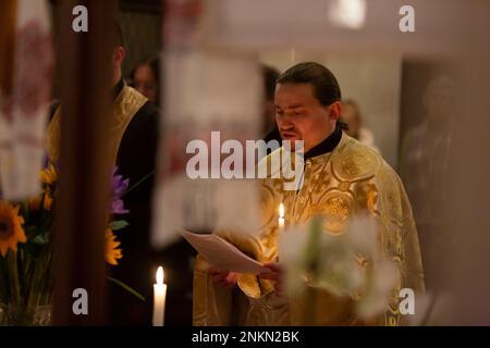 Seattle, Washington, Stati Uniti. 23rd febbraio, 2023. Padre Andriy Matlak con la Chiesa Ortodossa Ucraina conduce una veglia di preghiera per l'Ucraina nella parrocchia di Epifania di Seattle. La parrocchia ha tenuto il servizio con la Chiesa Ortodossa Ucraina di Seattle per celebrare il primo anniversario dell'invasione russa dell'Ucraina. Credit: Paul Christian Gordon/Alamy Live News Foto Stock