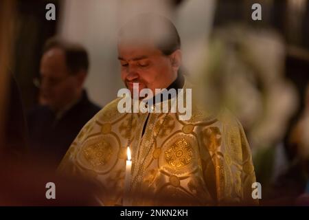 Seattle, Washington, Stati Uniti. 23rd febbraio, 2023. Padre Andriy Matlak con la Chiesa Ortodossa Ucraina conduce una veglia di preghiera per l'Ucraina nella parrocchia di Epifania di Seattle. La parrocchia ha tenuto il servizio con la Chiesa Ortodossa Ucraina di Seattle per celebrare il primo anniversario dell'invasione russa dell'Ucraina. Credit: Paul Christian Gordon/Alamy Live News Foto Stock