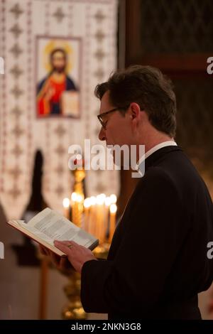 Seattle, Washington, Stati Uniti. 23rd febbraio, 2023. Il reverendo Doyt L Conn conduce una veglia di preghiera per l'Ucraina nella parrocchia dell'Epifania di Seattle. La parrocchia ha tenuto il servizio con la Chiesa Ortodossa Ucraina di Seattle per celebrare il primo anniversario dell'invasione russa dell'Ucraina. Credit: Paul Christian Gordon/Alamy Live News Foto Stock