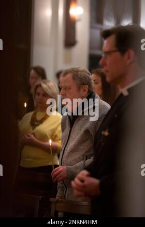 Seattle, Washington, Stati Uniti. 23rd febbraio, 2023. I congreganti assistono a una veglia di preghiera per l'Ucraina presso la parrocchia dell'Epifania di Seattle. La parrocchia ha tenuto il servizio con la Chiesa Ortodossa Ucraina di Seattle per celebrare il primo anniversario dell'invasione russa dell'Ucraina. Credit: Paul Christian Gordon/Alamy Live News Foto Stock