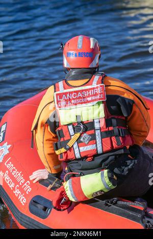 Lancashire Fire and Emergency Rescue Team in una giornata di formazione a Maritime Way, Preston Docks. Il Fire Crew a tempo pieno che lavora 2 giorni su, e 2 notti su a settimana, pratica e perfezionare le loro abilità lanciando una barca Zodiac MILPRO Rib a Preston Docks, Riversway, Regno Unito Foto Stock