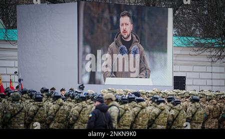 Kiew, Ucraina. 24th Feb, 2023. Volodymyr Selenskyj, presidente dell'Ucraina, si rivolge ai soldati in una parata militare di fronte a San Cattedrale di Sophia. L'esercito russo aveva invaso l'Ucraina il 24.02.2022. Credit: Kay Nietfeld/dpa/Alamy Live News Foto Stock