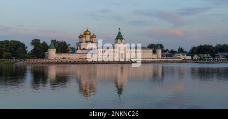 KOSTROMA, RUSSIA - 16 AGOSTO 2022: Antico monastero della Santissima Trinità di Ipatiev in estate panorama mattutino. Anello d'oro della Russia Foto Stock