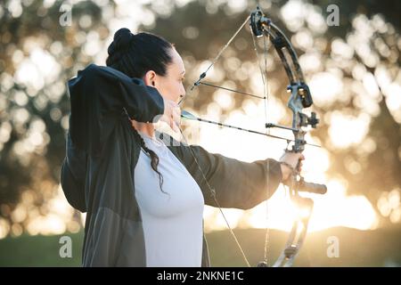 La persona, l'arco o le frecce puntano nel campo sportivo, nel campo di tiro o nel campo da gioco per la caccia, l'hobby o l'esercizio di prestazioni. Tiro con l'arco, donna o atleta e. Foto Stock