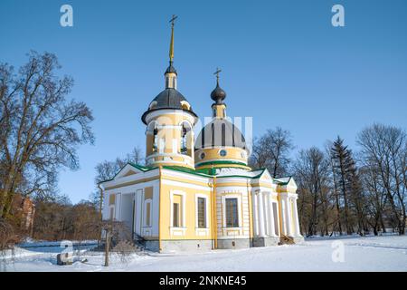 L'antica chiesa della Trinità che dà la vita (1755) nella tenuta di Gostilitsy in un pomeriggio di febbraio. Regione di Leningrado, Russia Foto Stock