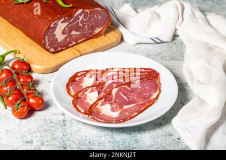 Pancetta di manzo. Fette di pastrami turchi essiccate in piatto. Prelibatezze turche tradizionali Foto Stock