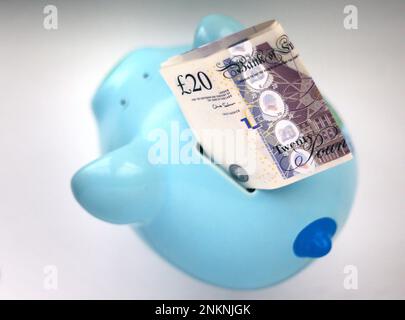 Foto del file datata 06/01/15 di denaro in una banca piggy, in quanto i risparmiatori di pensioni potrebbero perdere le opportunità di aumentare il reddito pensionistico in alcune fasi chiave della vita, secondo l'Istituto per gli studi fiscali. Foto Stock