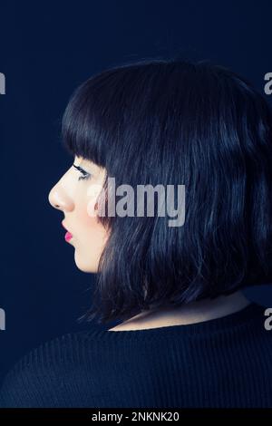 Bella donna che guarda via Foto Stock