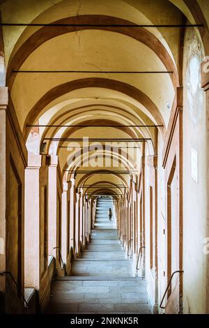 Bologna, Italia. Il famoso portico di San Luca: Il portico più lungo del mondo. Foto Stock