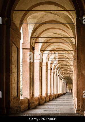 Bologna, Italia. Il famoso portico di San Luca: Il portico più lungo del mondo. Foto Stock