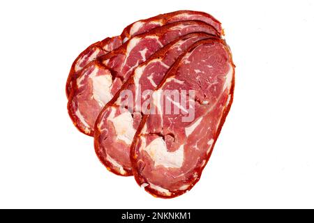 Pancetta di manzo o pastrami turchi tagliati isolati su sfondo bianco. Prelibatezze turche tradizionali. Vista dall'alto Foto Stock