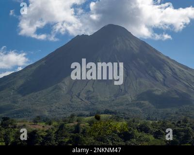 Una vista del vulcano Arenal vicino la Fortuna senza copertura nuvolosa in Costa Rica Foto Stock