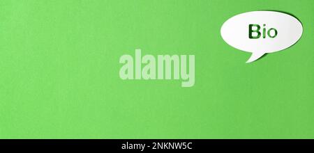 Testo tedesco in carta organico bolla di discorso perforato su sfondo verde. Vettore fotorealistico in formato banner. Illustrazione Vettoriale