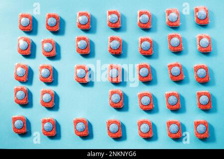 capsule per lavastoviglie da cucina su sfondo blu. giacitura piatta Foto Stock