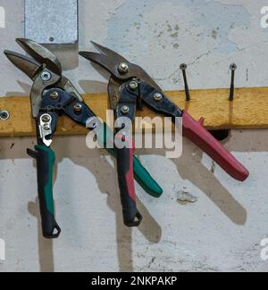 attrezzi nelle trapani da officina, cacciaviti, forbici sul metallo Foto Stock