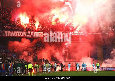 Basilea, Svizzera. 23rd Feb, 2023. Visione generale dei tifosi di Trabzonspor Calcio/Calcio : i tifosi di Trabzonspor e i giocatori di squadra festeggiano per accendere un flare prima che il gol venga cancellato dal VAR durante la UEFA Europa Conference League Knock-out Play-off 2nd leg match tra il FC Basel 1893 2-0 Trabzonspor COME al theSt. Jakob-Park a Basilea, Svizzera . Credit: Mutsu Kawamori/AFLO/Alamy Live News Foto Stock