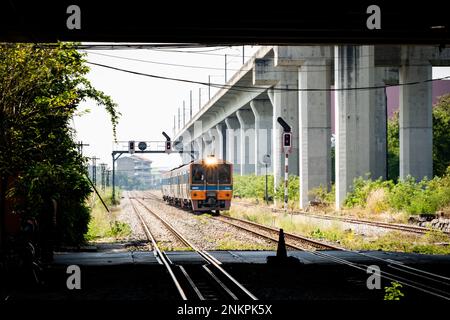 LAD Krabang, Thailandia, 24/02/2023, Un treno SRT (ferrovia statale della Thailandia) si avvicina alla stazione ferroviaria di Lad Krabang. Vita quotidiana intorno a Lad Krabang, un quartiere residenziale vicino all'Aeroporto Internazionale di Suvarnabhumi, a Bangkok Est, Thailandia, il 24 febbraio 2022. Foto Stock