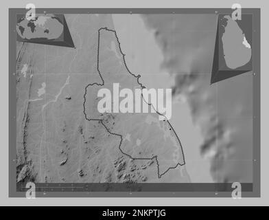 Batticaloa, distretto di Sri Lanka. Mappa in scala di grigi con laghi e fiumi. Posizioni delle principali città della regione. Posizione ausiliaria ad angolo m Foto Stock