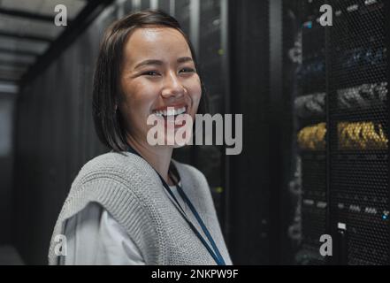 Donna, ritratto e felice in sala server con tecnologia informatica, felice nel lavoro e data center con ingegnere. Asian femmina, divertente e faccia con Foto Stock