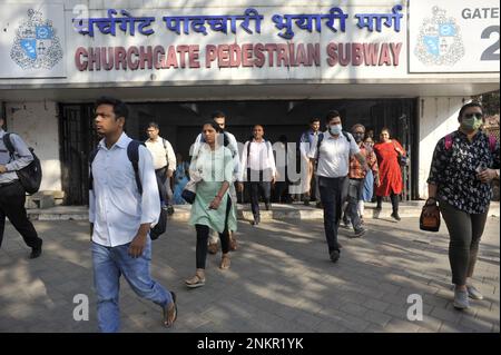 INDIA. MAHARASTHRA. MUMBAI (BOMBAY) STAZIONE CHURCHGATE. ORA DI RSU MATTUTINA Foto Stock