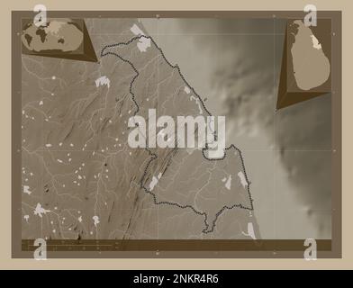 Trincomalee, distretto di Sri Lanka. Mappa dell'altitudine colorata in tonalità seppia con laghi e fiumi. Posizioni delle principali città della regione. Angolo auxili Foto Stock