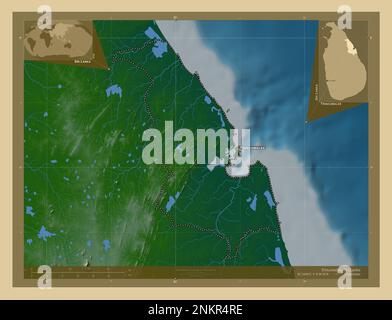 Trincomalee, distretto di Sri Lanka. Mappa di altitudine colorata con laghi e fiumi. Località e nomi delle principali città della regione. Ausiliario angolo l Foto Stock