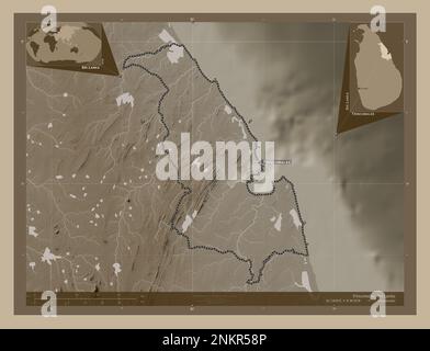 Trincomalee, distretto di Sri Lanka. Mappa dell'altitudine colorata in tonalità seppia con laghi e fiumi. Località e nomi delle principali città della regione. Cor Foto Stock