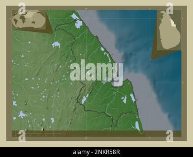 Trincomalee, distretto di Sri Lanka. Mappa dell'altitudine colorata in stile wiki con laghi e fiumi. Posizioni delle principali città della regione. Angolo auxilia Foto Stock