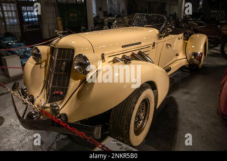 01.18.2023,Belgrado,Serbia,showroom auto con auto d'epoca Foto Stock