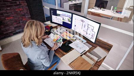 Real Estate Designer che lavora sul computer in ufficio Foto Stock
