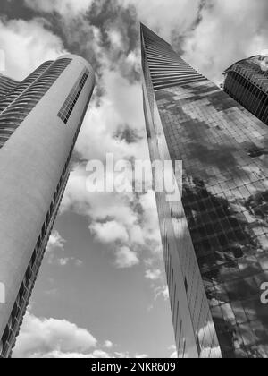 Grattacieli moderni architettura urbana su cielo nuvoloso nella città di Sunny Isles, USA. Foto Stock