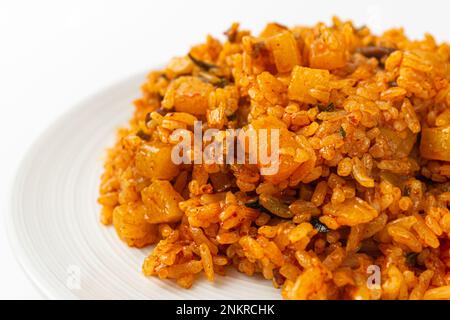 Cibo con kimchi di ravanello. Riso fritto in padella e kimchi. Cultura gastronomica coreana Foto Stock