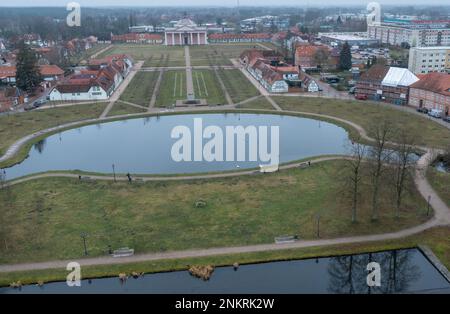 22 febbraio 2023, Meclemburgo-Pomerania occidentale, Ludwigslust: Il piazzale di Ludwigslust (vista aerea con un drone) lo stato di Meclemburgo-Pomerania occidentale ha finora investito circa 35 milioni di euro nel palazzo, che è stato costruito tra il 1772 e il 1776, dal 1992, consentendo così un ampio restauro dell'edificio. Nei prossimi anni, l'ala ovest sarà rinnovata con oltre 19 milioni di euro. Oltre al rinforzo strutturale, saranno presenti gli interni storici con lampadari, specchi, caminetti, rivestimenti murali, stucco e la mâché di cartapesta tipica di Ludwigslust Foto Stock