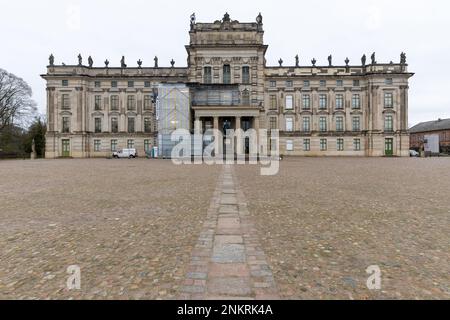 22 febbraio 2023, Meclemburgo-Pomerania occidentale, Ludwigslust: Il Ludwigslust Palace è parzialmente impalcato durante i lavori di restauro nell'ala occidentale. Lo stato di Meclemburgo-Pomerania occidentale ha investito circa 35 milioni di euro nel castello, costruito tra il 1772 e il 1776, dal 1992, consentendo così un ampio restauro dell'edificio. Nei prossimi anni, l'ala ovest sarà rinnovata con oltre 19 milioni di euro. Oltre al rinforzo strutturale, l'interno storico con lampadari, specchi, caminetti, rivestimenti murali, stucco e il papier mâché tipico di Ludw Foto Stock