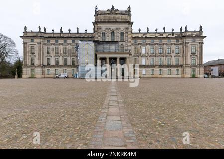 22 febbraio 2023, Meclemburgo-Pomerania occidentale, Ludwigslust: Il Ludwigslust Palace è parzialmente impalcato durante i lavori di restauro nell'ala occidentale. Lo stato di Meclemburgo-Pomerania occidentale ha investito circa 35 milioni di euro nel castello, costruito tra il 1772 e il 1776, dal 1992, consentendo così un ampio restauro dell'edificio. Nei prossimi anni, l'ala ovest sarà rinnovata con oltre 19 milioni di euro. Oltre al rinforzo strutturale, l'interno storico con lampadari, specchi, caminetti, rivestimenti murali, stucco e il papier mâché tipico di Ludw Foto Stock