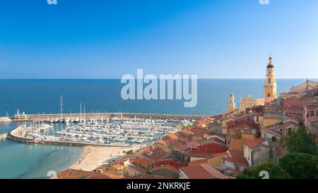 Città di Mentone, porto vecchio, mare blu mediterraneo e cielo Foto Stock