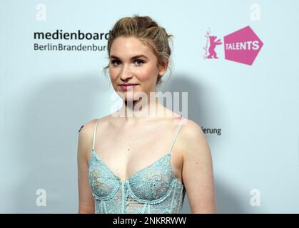 Berlino, Germania. 23rd Feb, 2023. Violoncellista Sophie Kauer (Gran Bretagna/Germania) alla fotocall per il Berlinale Talents Event 'Grand Orchestra: Conducting TAR' della Berlinale. Il 73rd° Festival Internazionale del Cinema si terrà a Berlino dal 16 al 26 febbraio 2023. Credit: Soeren Stache/dpa/Alamy Live News Foto Stock