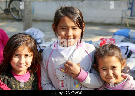 OVAKENT,HATAY,TURCHIA-DICEMBRE 10:Ritratti dei bambini uzbeki e afghani. Dicembre 10,2016 a Ovakent, Hatay, Turchia Foto Stock