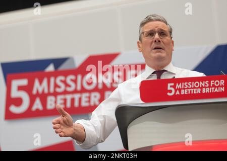 Manchester, Regno Unito. 23/02/2023, Keir Starmer lancia cinque missioni coraggiose per una migliore Gran Bretagna a 1 Angel Square, Manchester UK. Il leader laburista ha parlato di fronte ai colleghi del gabinetto ombra e ai politici con sede a manchester. Egli ha delineato lo scopo delle missioni come. "Significa fornire una chiara serie di priorità". Un incessante focus sulle cose che contano su può “fissare i fondamenti”. Immagine: Garyroberts/worldwidefeatures.com Foto Stock