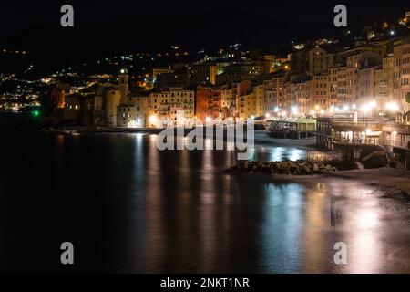 Baia della riviera Italiana di Camogli villaggio in Liguria di notte - case colorate a Camogli, Genova, Liguria, Italia Foto Stock