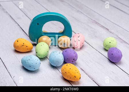 Uova di Pasqua colorate e giocattolo in legno per bambini Foto Stock