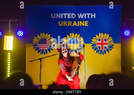 Londra, Regno Unito. 23rd febbraio 2023. Un musicista ucraino si esibisce alla veglia United with Ukraine in Trafalgar Square. Migliaia di persone si sono riunite e vari artisti e oratori hanno preso la scena alla vigilia del primo anniversario dell’invasione russa dell’Ucraina. Foto Stock