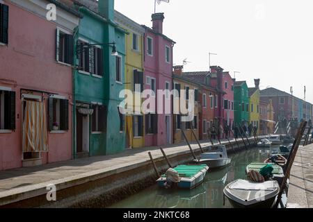 Casa multicolore a Burano, vicino Venezia Foto Stock