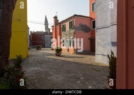 Casa multicolore a Burano, vicino Venezia Foto Stock