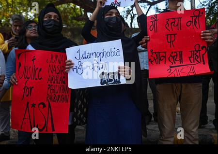 Nuova Delhi, Delhi, India. 24th Feb, 2023. I membri e i sostenitori dell'Associazione All India Students Association (AISA) detengono cartelli durante una protesta contro la recente uccisione di due uomini musulmani presumibilmente da parte di Cow Vigilantes a Nuova Delhi. (Credit Image: © Kabir Jhangiani/ZUMA Press Wire) SOLO PER USO EDITORIALE! Non per USO commerciale! Foto Stock