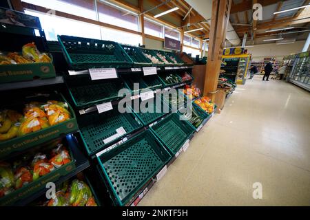 Manchester, Gran Bretagna. 23rd Feb, 2023. Gli scaffali di frutta e verdura quasi vuoti sono visti in un supermercato a Manchester, in Gran Bretagna, 23 febbraio 2023. Alcuni supermercati nel Regno Unito hanno posto dei limiti ad alcuni ortofrutticoli a causa della carenza di approvvigionamento. Il clima freddo in Spagna e in Marocco ha notevolmente influenzato la disponibilità di ortaggi sui mercati britannici, oltre a un aumento vertiginoso dei prezzi dell'energia. I problemi di approvvigionamento sono anche imputati agli elevati costi energetici che rendono le serre britanniche più costose da riscaldare. Credit: Jon Super/Xinhua/Alamy Live News Foto Stock