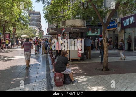 Persone non identificate in un'edicola nel centro di Santiago, Cile Foto Stock