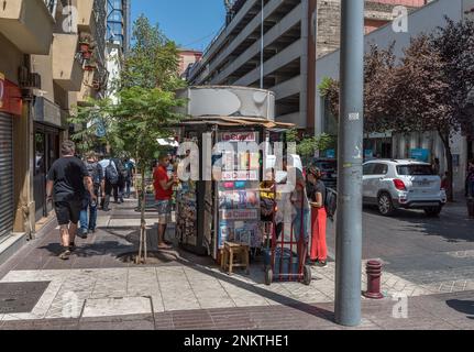 Persone non identificate in un'edicola nel centro di Santiago, Cile Foto Stock